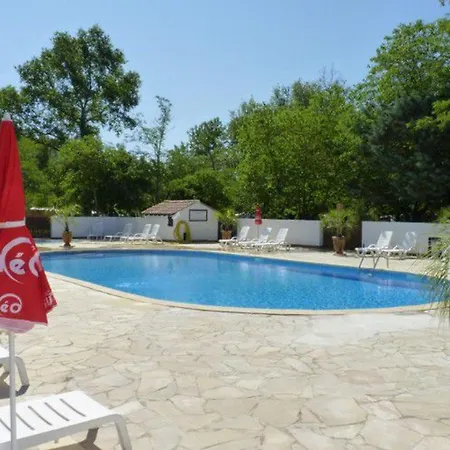 Mobil-home Avec Terrasse Et Salon De Jardin - Api-1-52-502 * Massillargues-Attuech