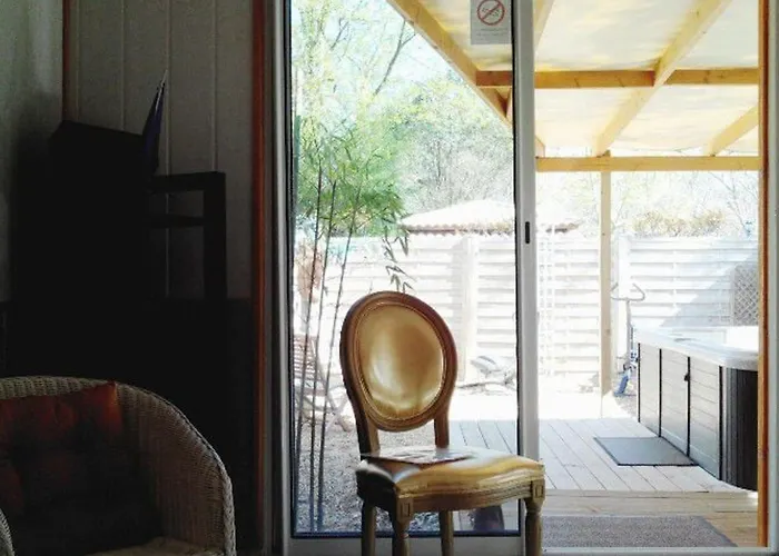 Mobil-home Avec Terrasse Et Salon De Jardin - Api-1-52-502 * Massillargues-Attuech